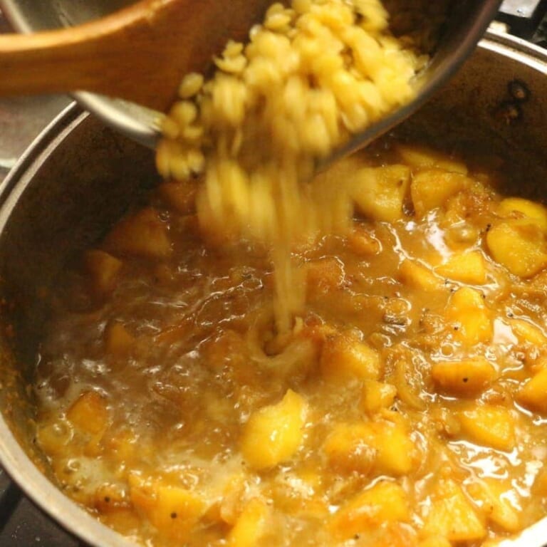 手順 7: トゥールダールを煮込んだ水分ですこしずつ伸ばし、パクチーを加え一煮立ちさせる。