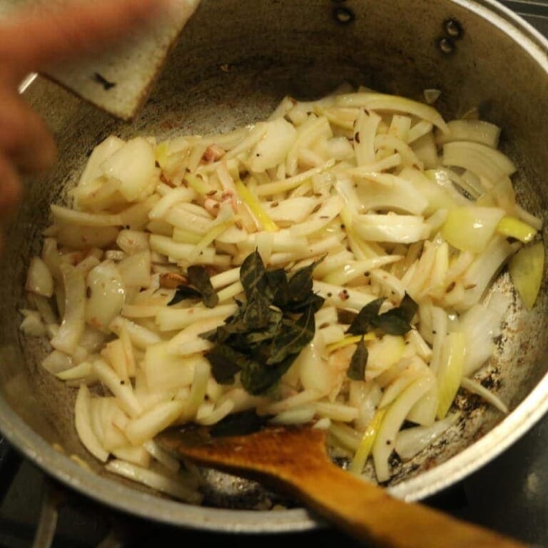 手順 4: カレーリーフ、にんにく、生姜を加え炒め、白ワインを加え強火で炒める。