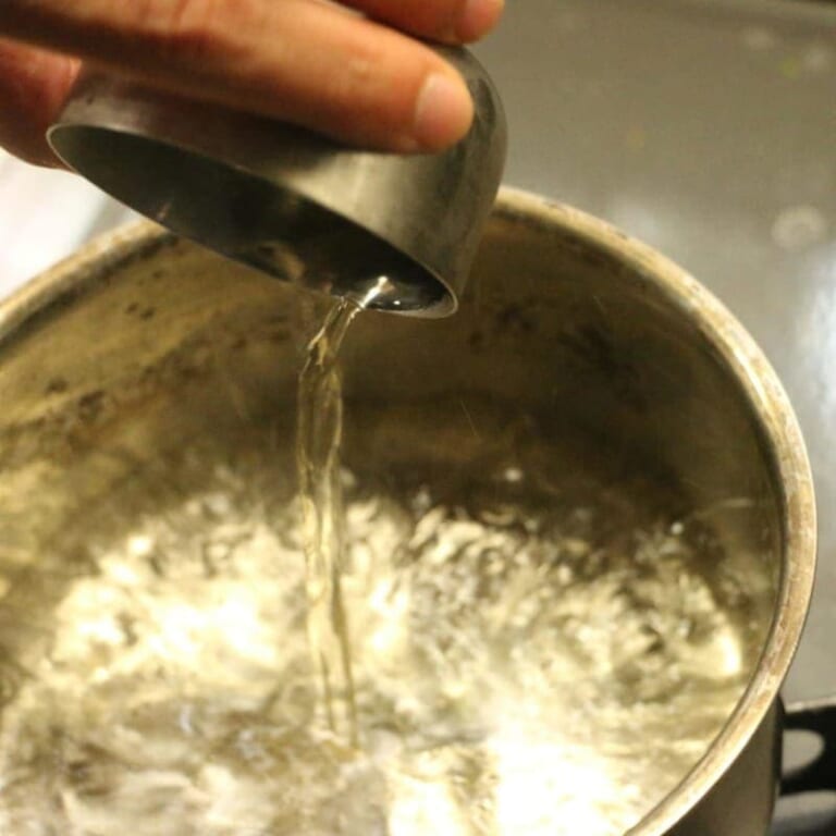 手順 1: 鍋に水（分量外）、白ワイン、塩（分量外小さじ１程度）を加えて火にかけます。