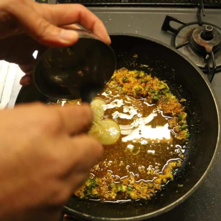手順 3: 酢味噌を加え、レモンを絞り入れる。