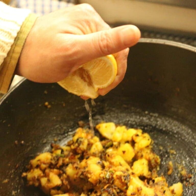手順 5: ジャガイモとレモン汁を加えつぶしながら炒め混ぜ合わせる。