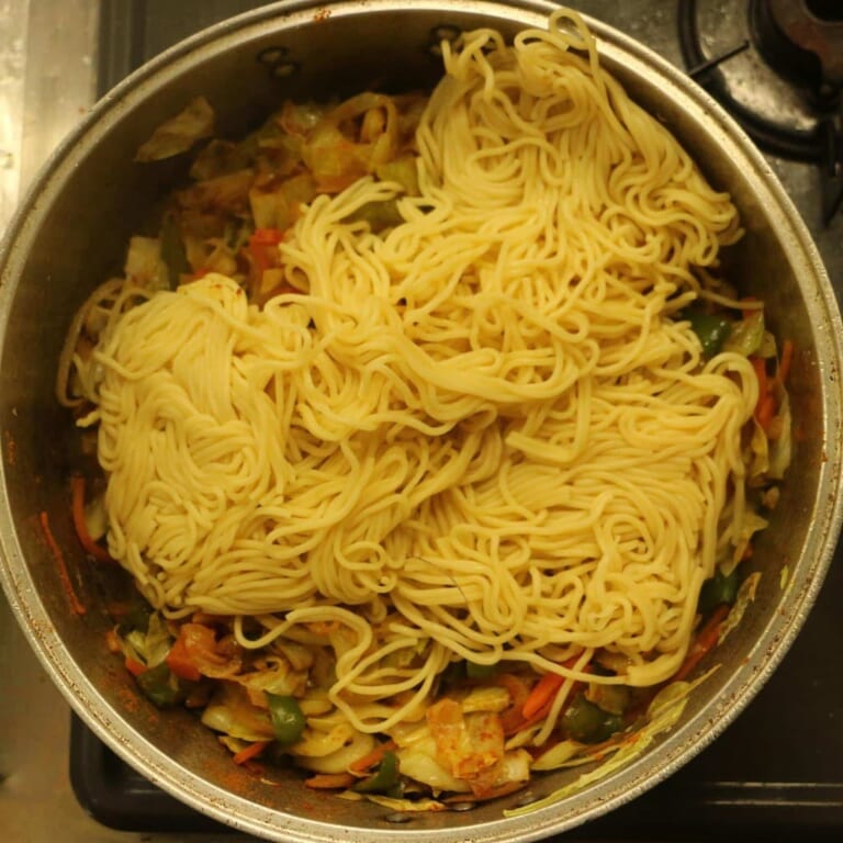 手順 3: 麺を加え一緒に炒め合わせる。必要であれば水分を少し足す(分量外)