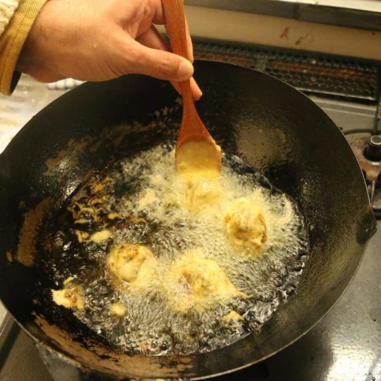 手順 7: 約200度に温めた揚げ油で表面がこんがり色づくまで揚げる。