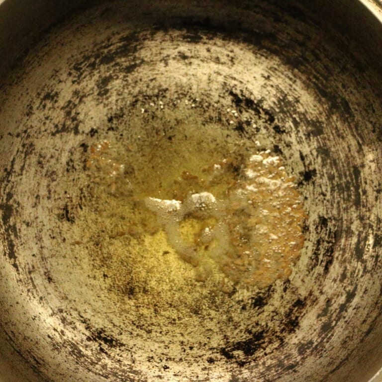 手順 1: 温めたフライパンに油をいれ、スパイスAを炒める。