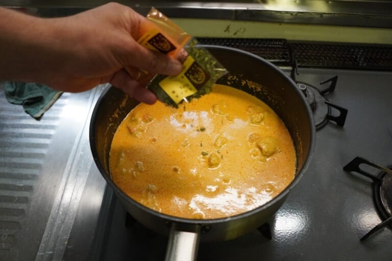 手順 6: 一煮立ちしたら、スパイスミックス（カスリメティ）を加えて軽く煮込む。