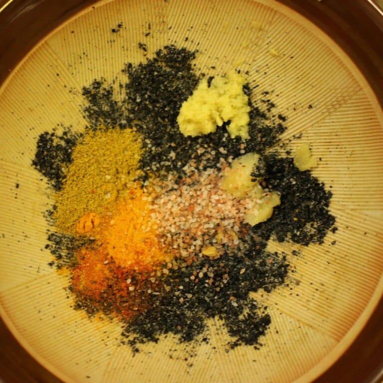 手順 1: ※拍子切りにしたジャガイモを茹でておく(少し固め)。 ごまをすり鉢で粗めのペーストにし、にんにく、生姜、スパイスB、塩、