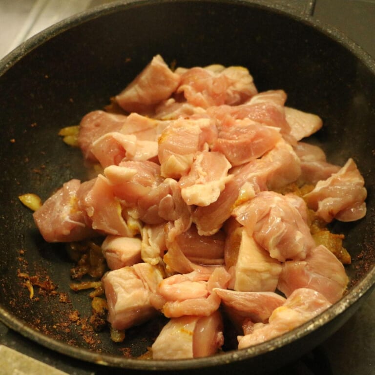 手順 4: スパイスBと塩を加え混ぜ合わせたら、鶏もも肉を加えしっかりと炒める。