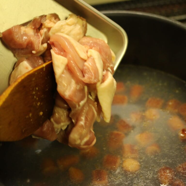 手順 4: 鶏肉、セロリ、玉ねぎ、ピーマン、おろしにんにくを加える。