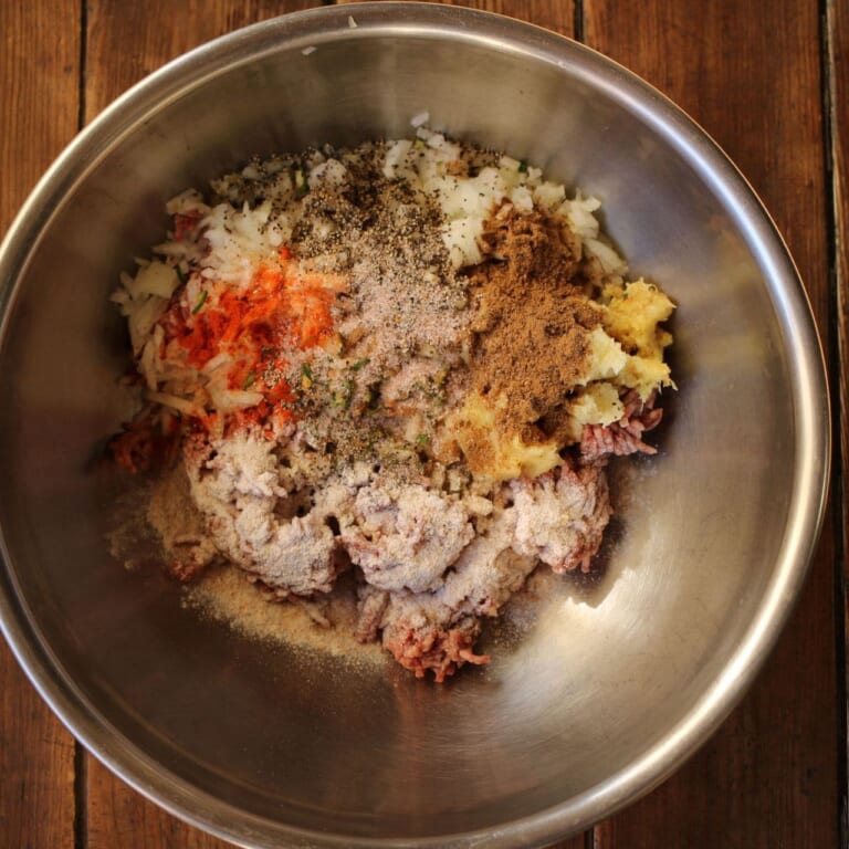 手順 1: スパイスB含む肉団子用の材料を全てボウルにいれよくこねておく、なるべく空気が入らないようにして少し寝かしておく。(できれ