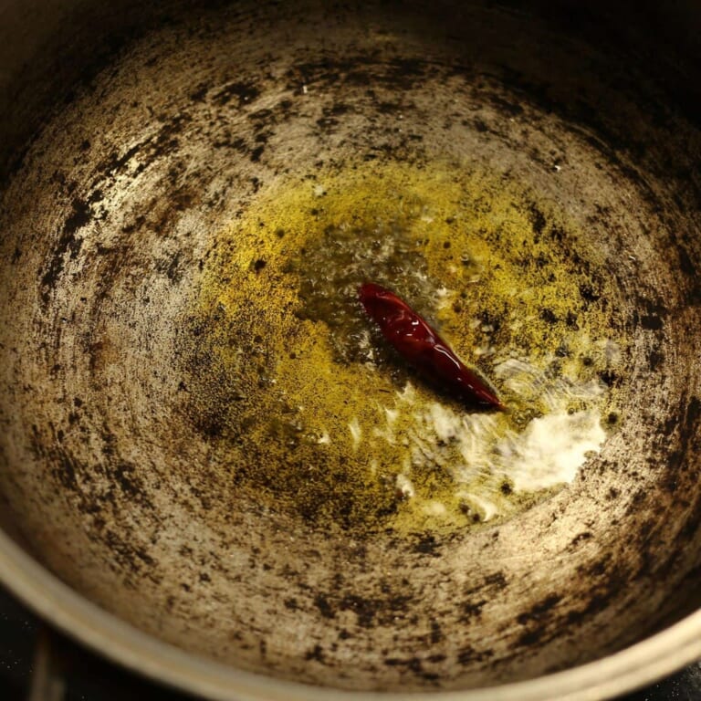 手順 1: ※カボチャをレンジ等で食べやすい固さに調理しておく。竹串で確認してください。 温めたフライパンに油をいれスパイスAを加え