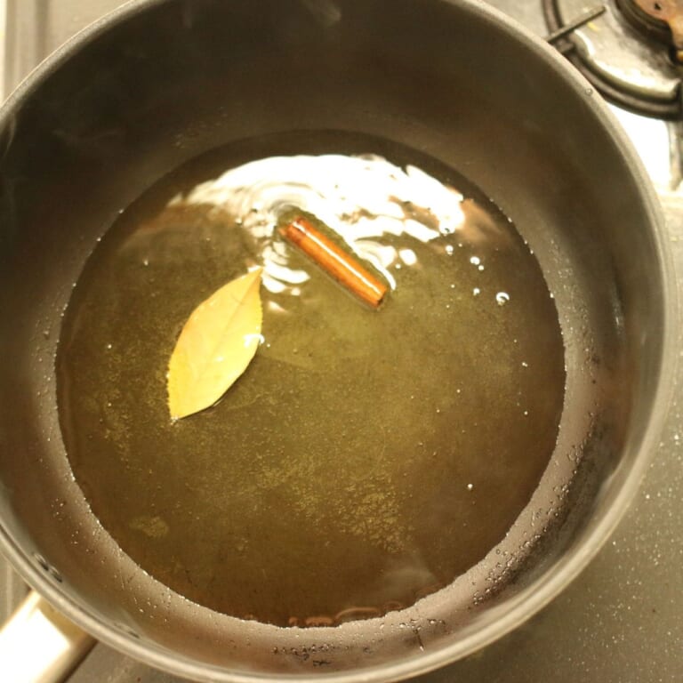 手順 3: 温めたフライパンに油(ギー)をいれスパイスAを加える。