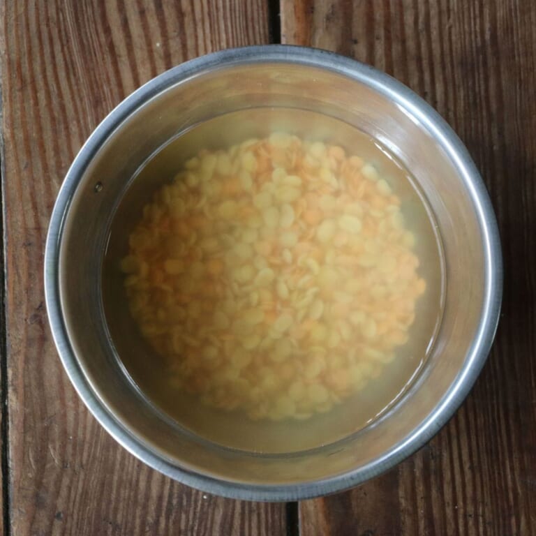 手順 1: 豆を軽く洗って水（分量外）につけておく。（約20分）