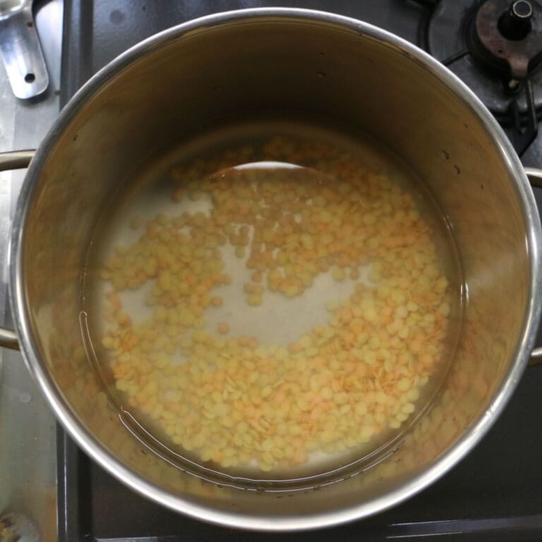 手順 2: 豆の水を切り、鍋に入れ、水を加え煮込み始める。