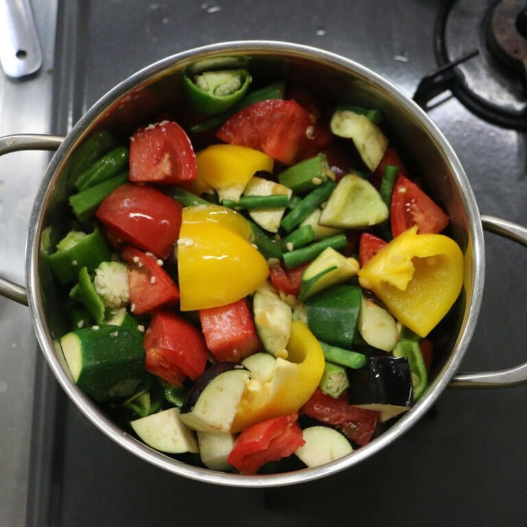手順 3: 野菜を順々に入れてスパイスミックスBを加え弱火にして、具材に火が通るまで煮込む。（蓋をして中火で煮込み、グツグツしてきた