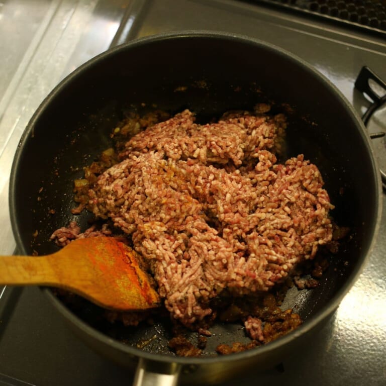 手順 4: ひき肉を加え肉に火が通るまで炒める。
