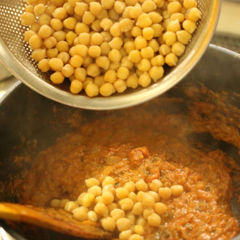 手順 6: 茹で上げたひよこ豆を加えなじませ、少しずつ水を加えていく。