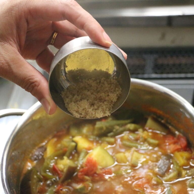 手順 4: 野菜が煮崩れてトロンとしてきたら、砂糖を加える。