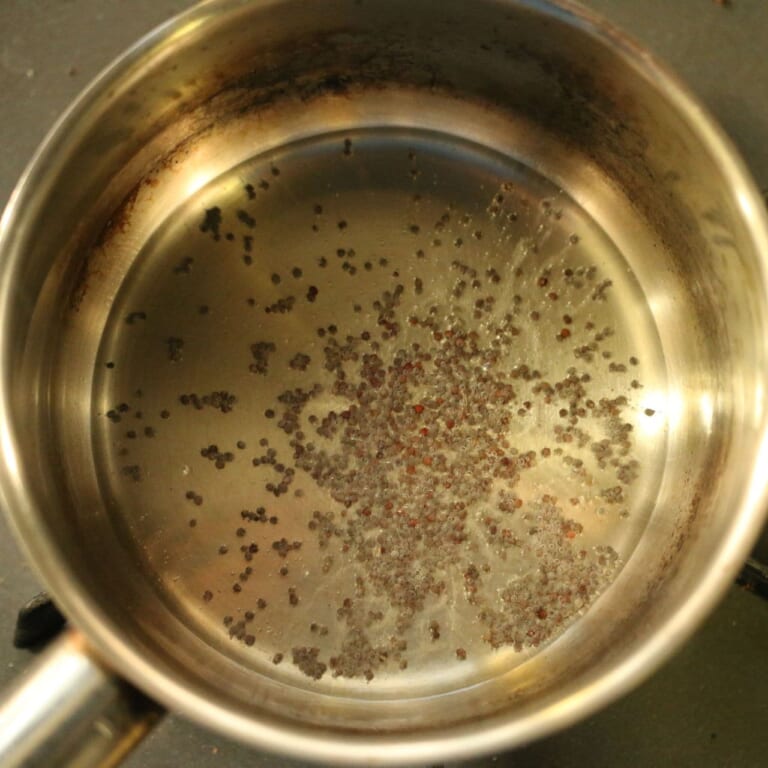手順 3: 温めたフライパンに油を入れ、スパイスBを加えパチパチさせてから油ごと鍋に加える。