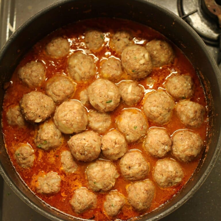 手順 8: グツグツとしてきたら弱火にかえ肉団子を加え、蓋をして約30分煮込む。(時々肉団子の向きを変えてあげる)