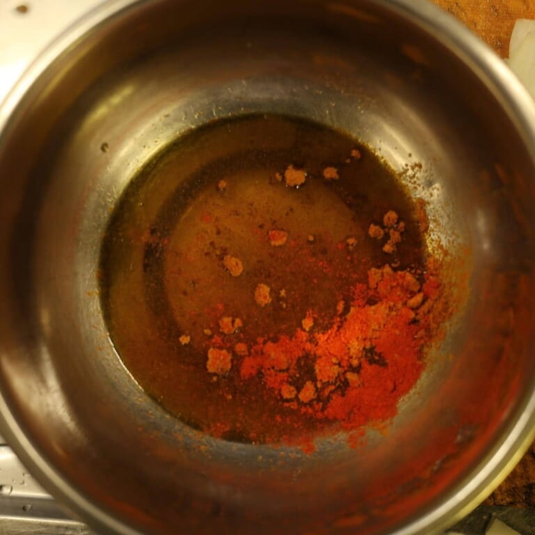 手順 1: ボウルに油、スパイスA、塩を入れ混ぜておく。
