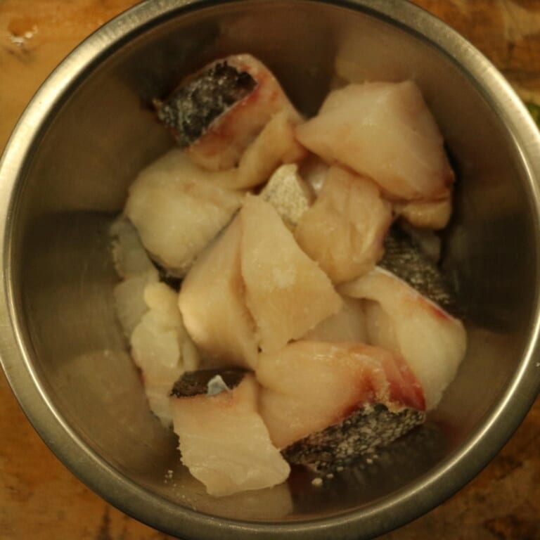 手順 1: 魚を一口大に切って軽く塩をまぶしておく