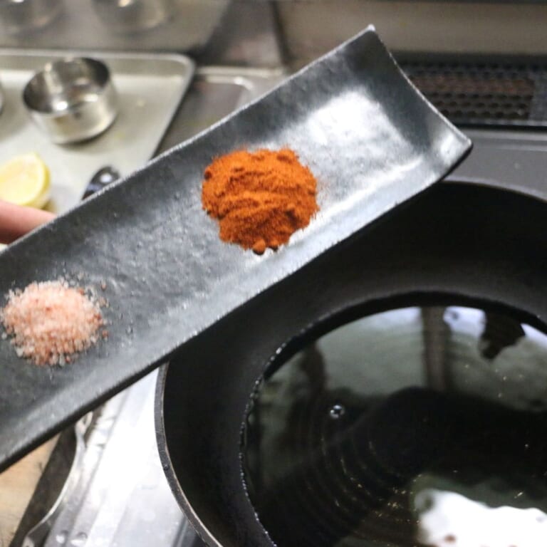 手順 1: フライパンに油、レッドホットミックス、塩を加え火にかける。