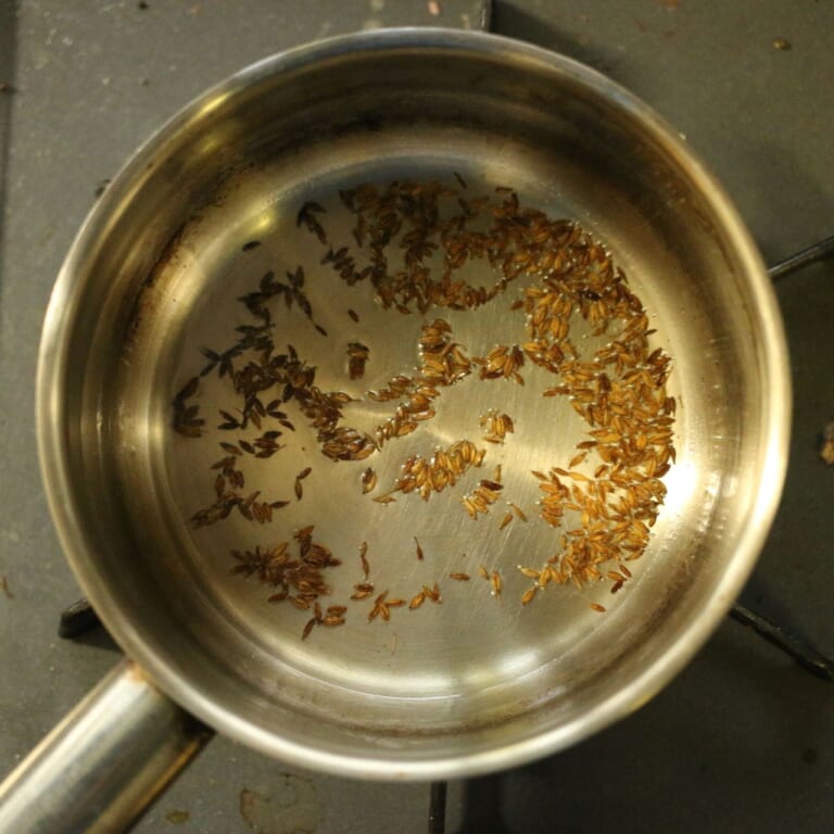 手順 3: 別のフライパンに油を加えスパイスBをいため、油ごと加える(テンパリング)