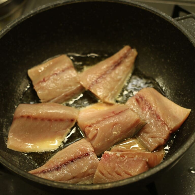 手順 1: フライパンに油を加えサバの両面を焼き、外に出しておく。カシューナッツを水につけてペーストにしておく。