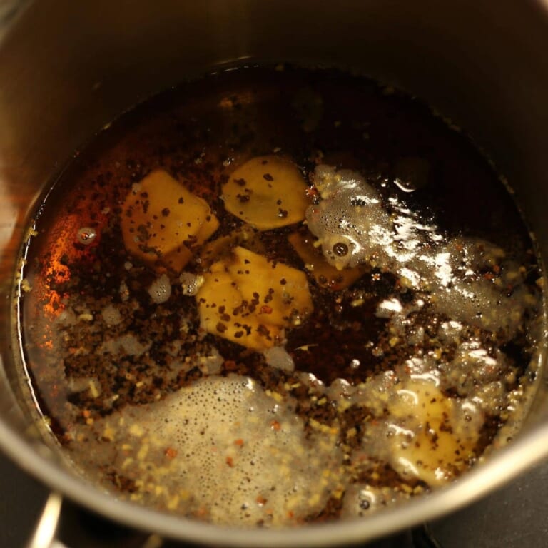 手順 1: 深めの鍋に材料をすべて入れます。