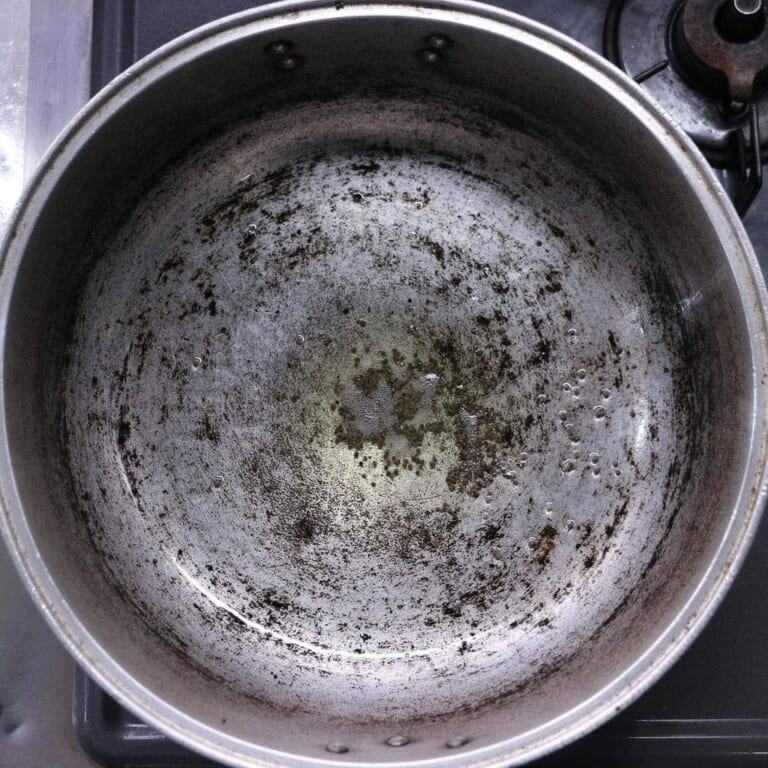 手順 1: ※さいの目に切った大根を塩もみしておく。水分が出るまで放っておきます。 フライパンにサラダ油を引き、マスタードシードを香