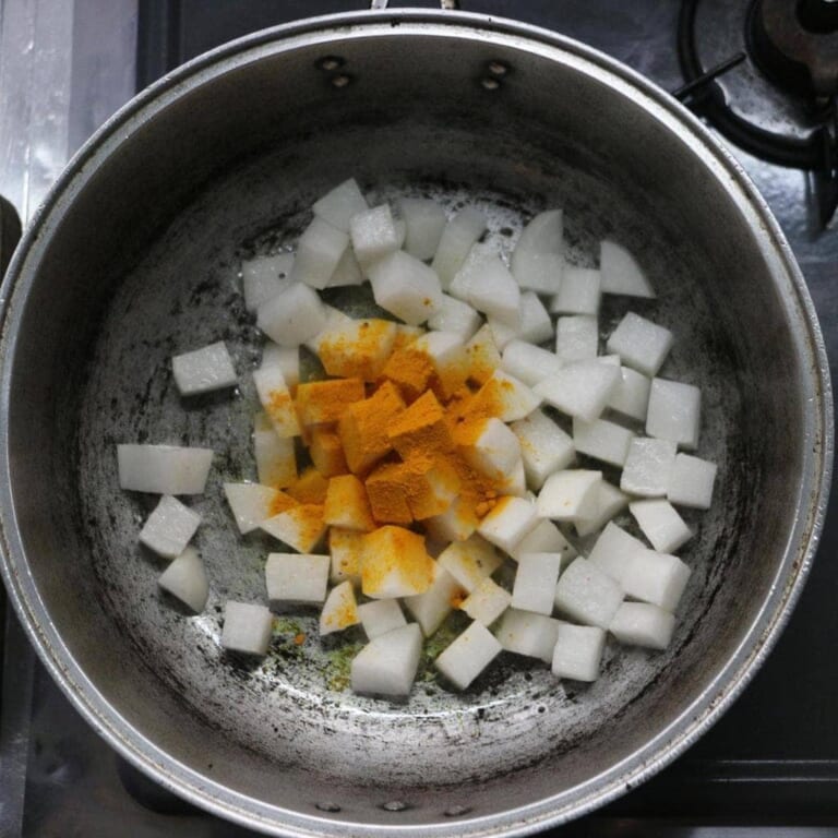 手順 2: よく水を切った大根とターメリックを入れる。