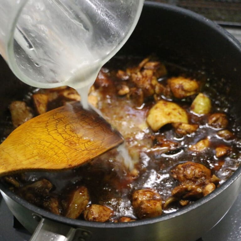手順 6: 軽く炒めてから水、ローズペタルを加えて煮込む。グツグツとしてきたら弱火にする。（約30分）煮上がったら、仕上げにスペシャ