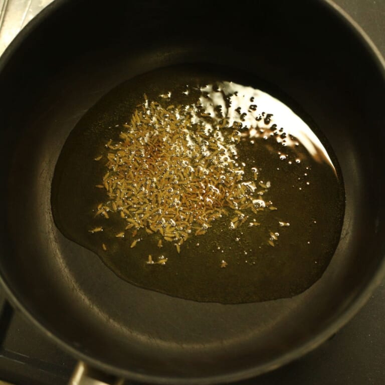 手順 2: 温めたフライパンに油を入れスパイスAをテンパリングする。