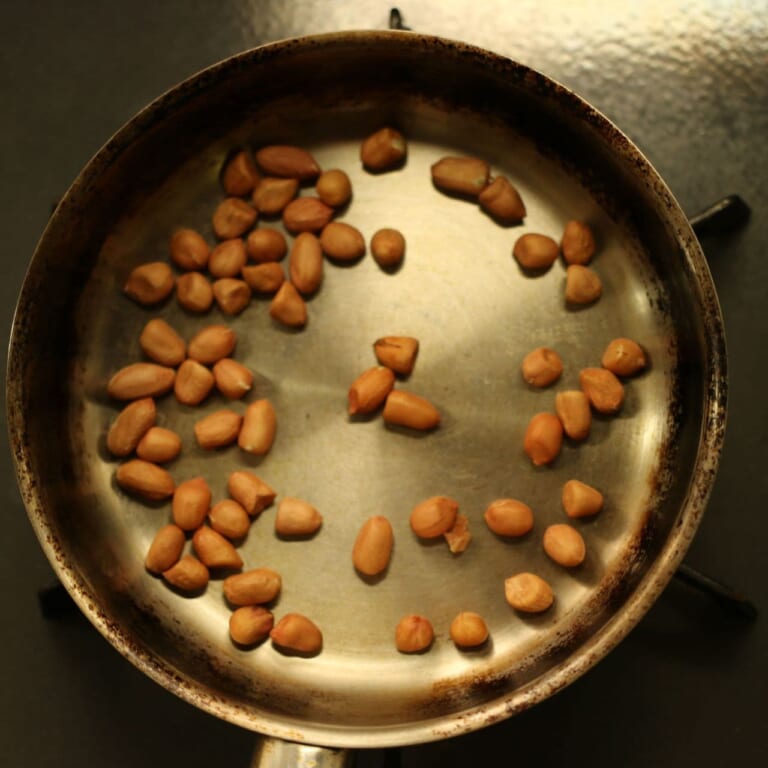 手順 1: ピーナッツをローストして粗熱をとり水（分量内）200mlにつけておく。