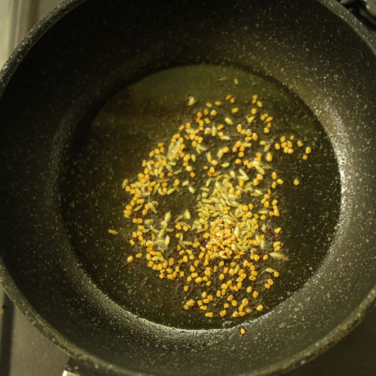 手順 2: 温めたフライパンで油を加熱をし、スパイスBを炒め、玉ねぎが透明になるまで炒める。