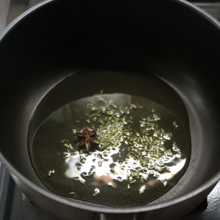 手順 1: 温めたフライパンに油をいれスパイスAを加え香りがたってきたら、玉ねぎを炒め始める。