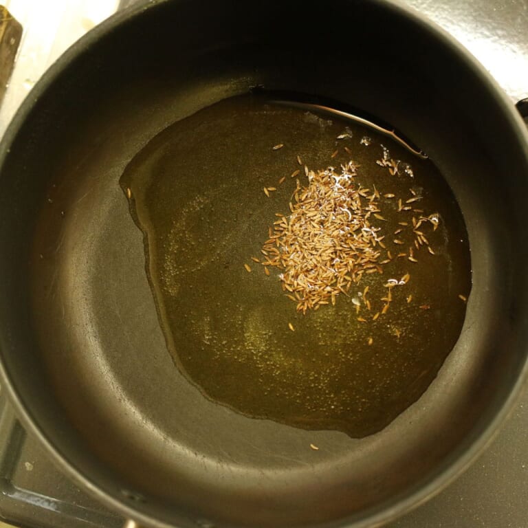 手順 2: フライパンに油をひき、スパイスAをテンパリングする。