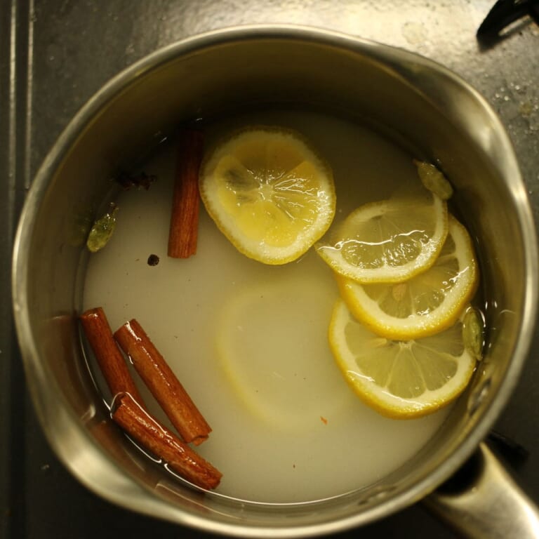 手順 1: 鍋に水、砂糖、レモン、スパイスAを加えて火にかける。砂糖が溶け、全体が沸騰したら火を止め別の容器に移しておく。