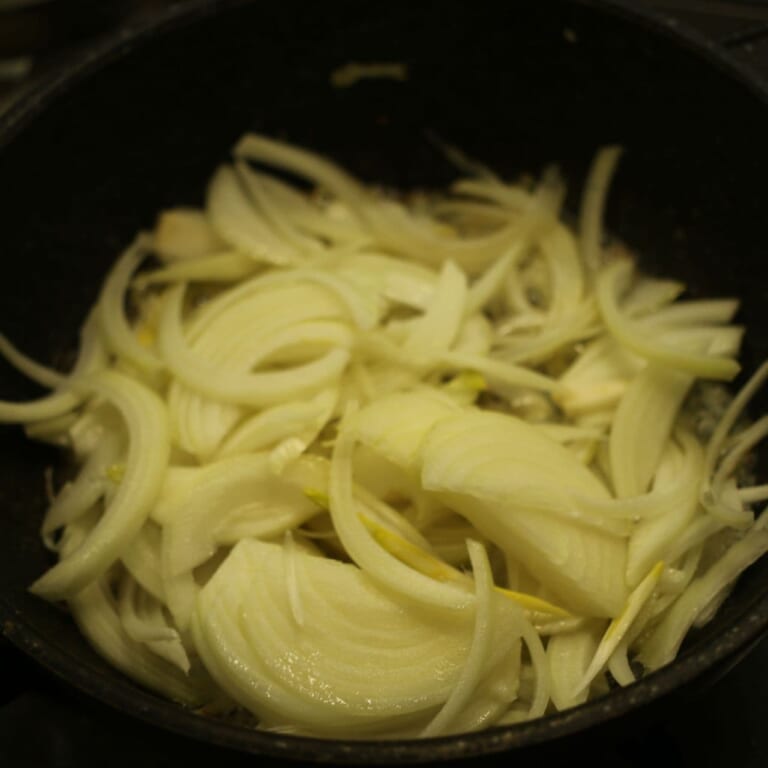 手順 2: 同じフライパンにバター、スパイスAを加える。パチパチしてきたら玉ねぎを加え透明になるまで炒める。