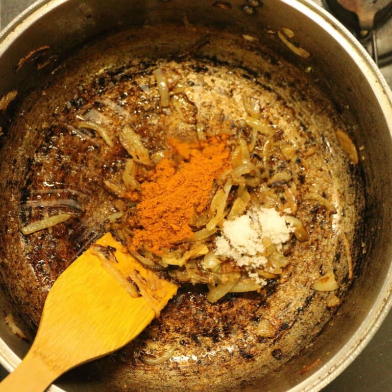 手順 4: スパイスAと塩を加え軽く炒める。