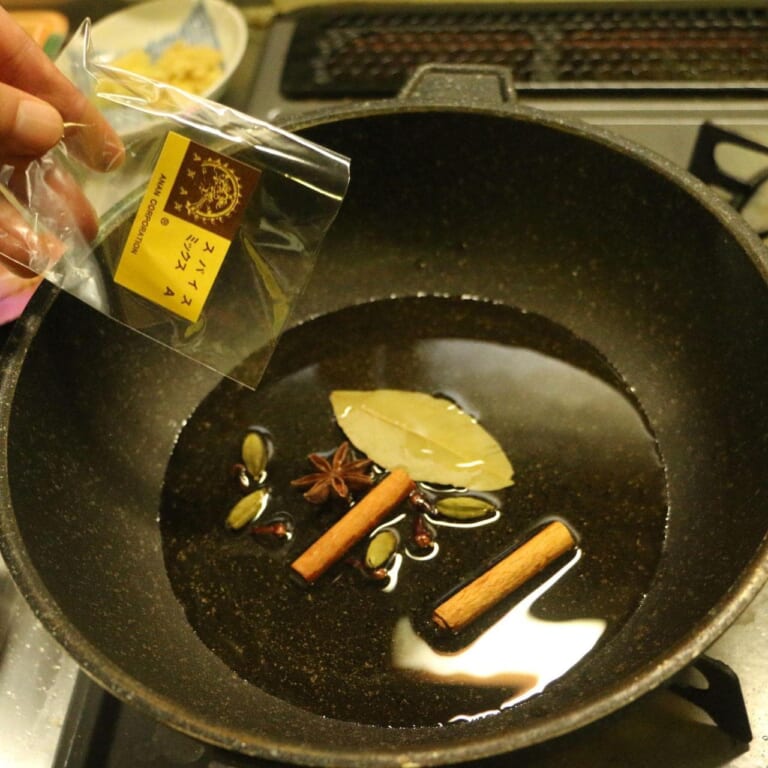 手順 2: 温めたフライパンに油をひき、スパイスミックスAを入れて油に香りを移す。