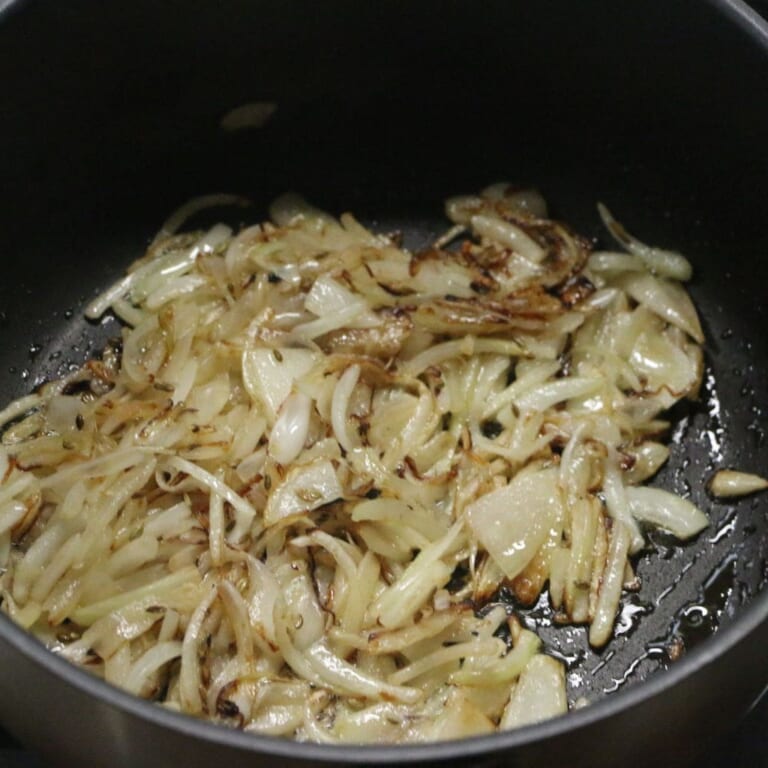 手順 2: 飴色になってきたらにんにく、生姜を加え香りがたつまで炒める。