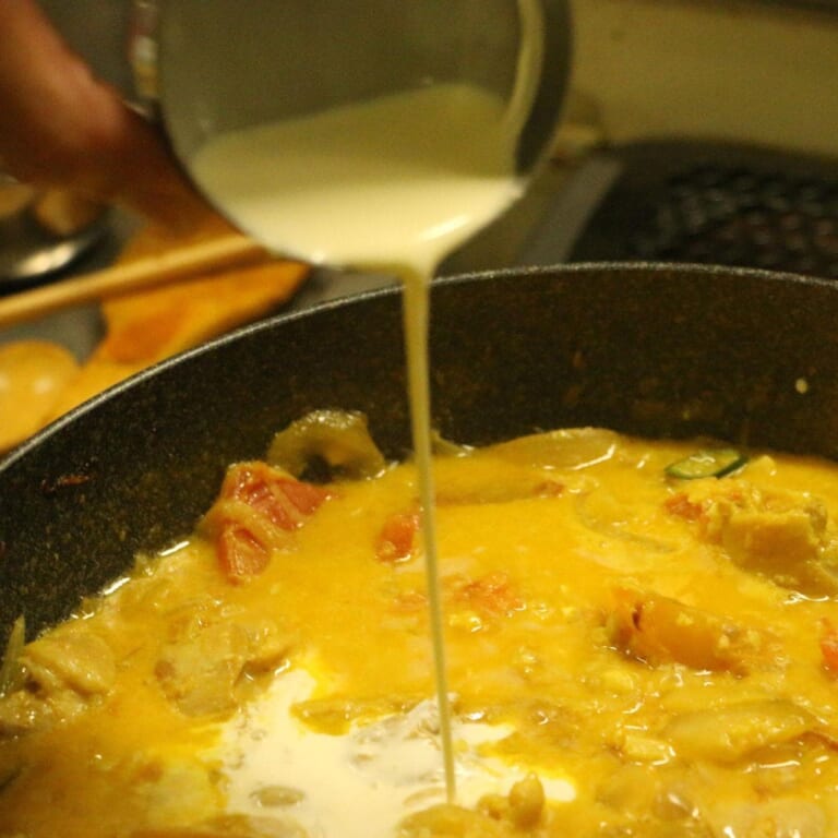 手順 7: 生クリームとはちみつを加え弱火で5分煮込む。 ※もしもガラムマサラがある場合は、このタイミングで加えるとよい。