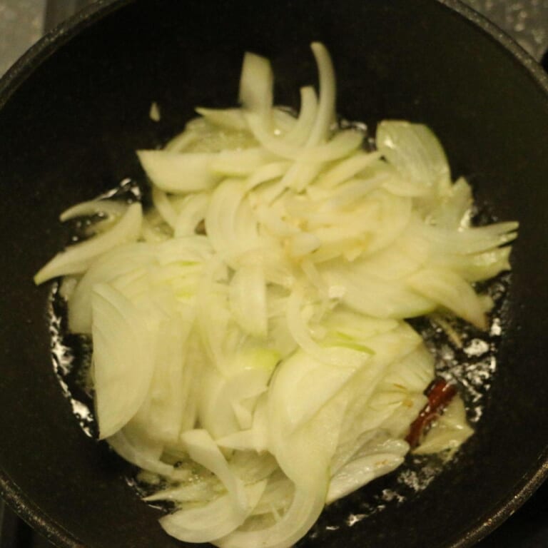 手順 3: 玉ねぎを入れる。茶色く色づくまで炒め、水分を飛ばす。(中〜強火)