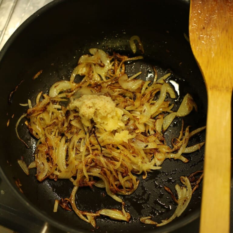 手順 3: 玉ねぎを加え薄い飴色になってきたらにんにく、生姜を加え炒める。