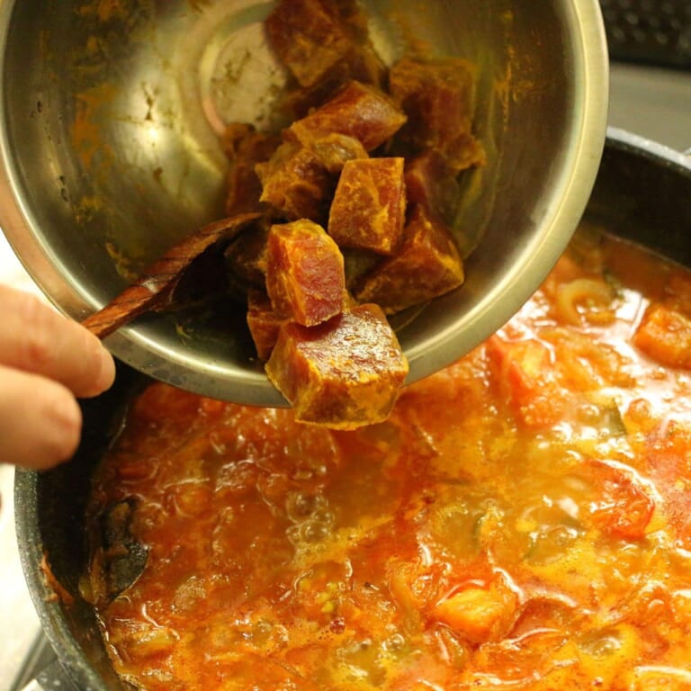 手順 5: ⒈のマグロを加え煮込む。