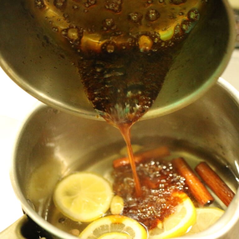 手順 3: 熱湯を加えて均一なカラメルになったらシロップに混ぜる。