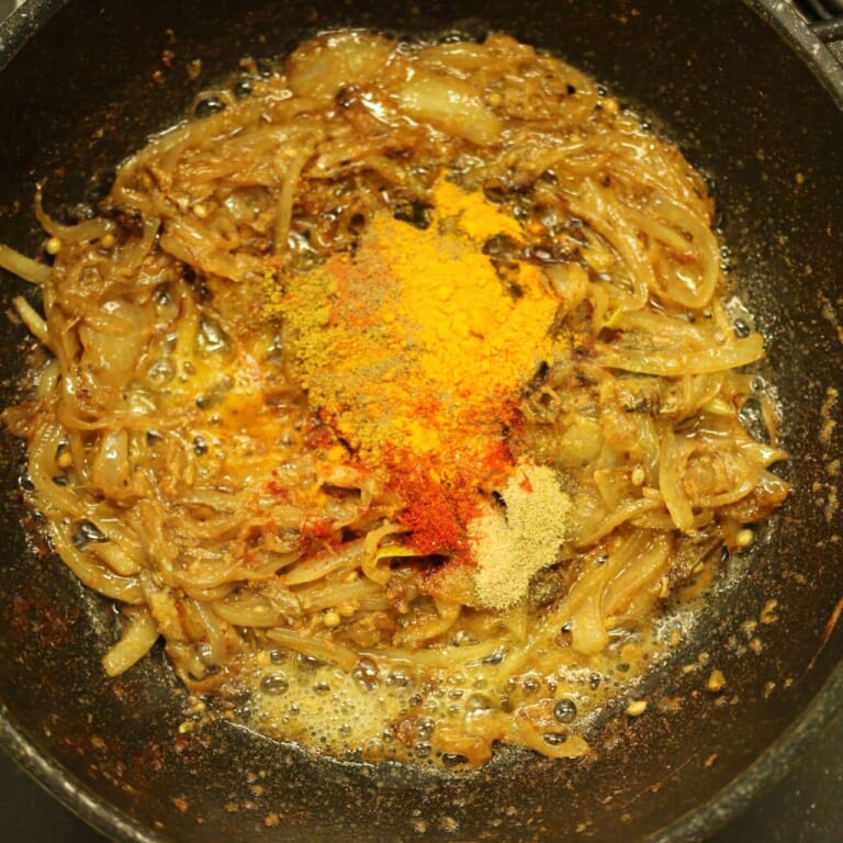 手順 5: スパイスB（カスーリメティ以外）、塩を加え炒め合わせる。