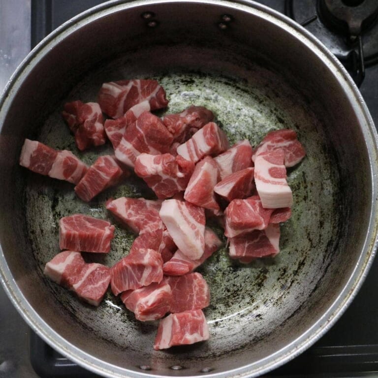 手順 1: フライパンに油をいれ、温め豚肉の表面に軽く焦げ目がつくまで焼いて取り出しておく