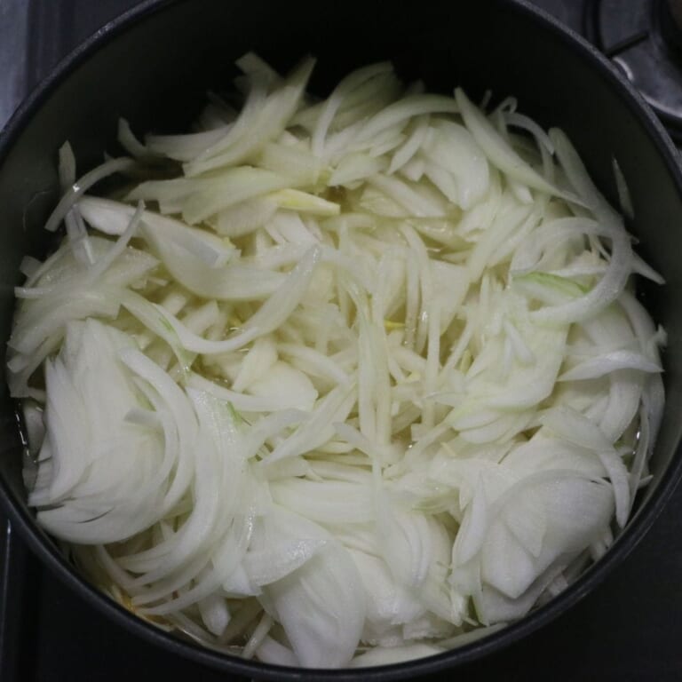 手順 1: 油で玉ねぎを揚げてフライドオニオンを作っておく。目安はゴールデンブラウン。